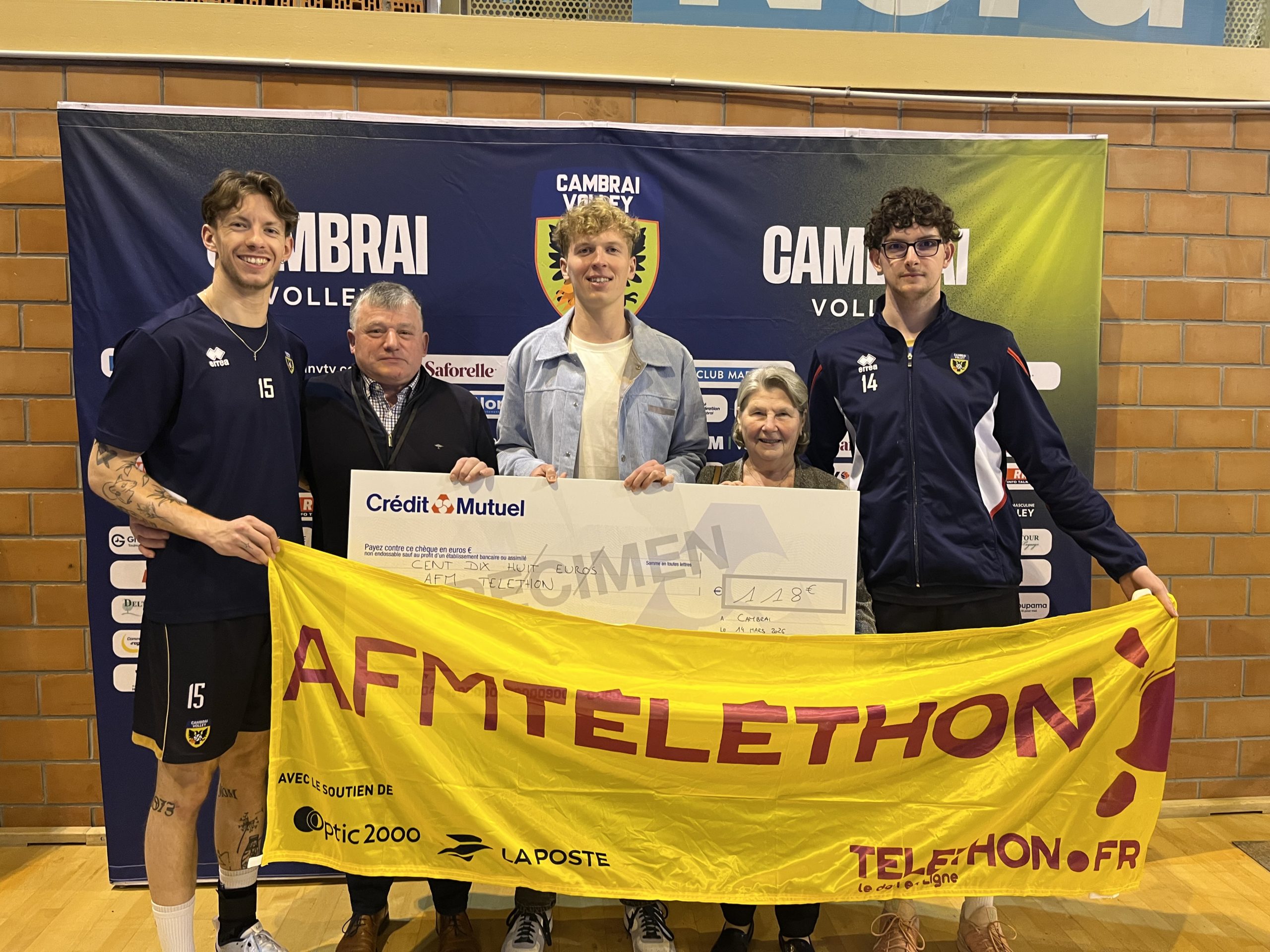 remise d'une cheque au téléthon