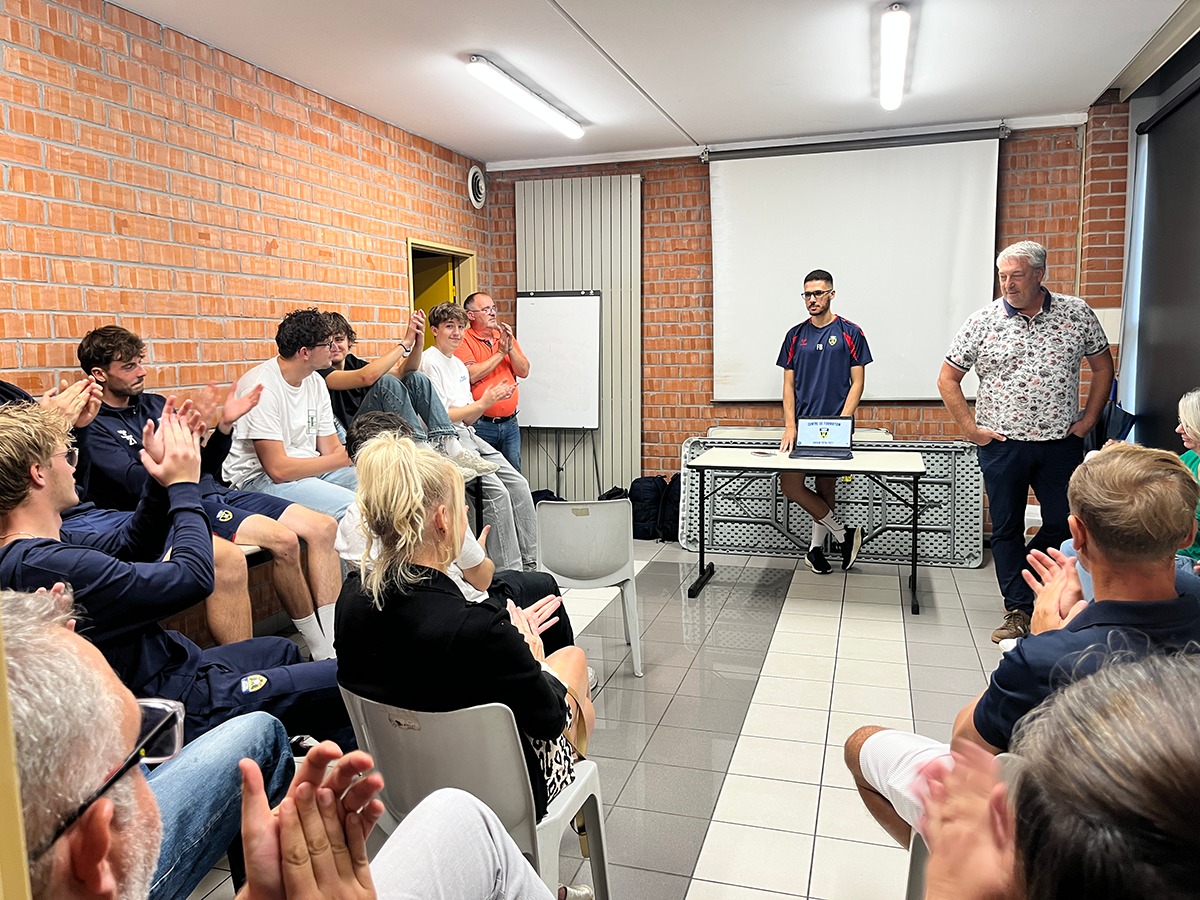 photo réunion pré rentrée du CFC26-27